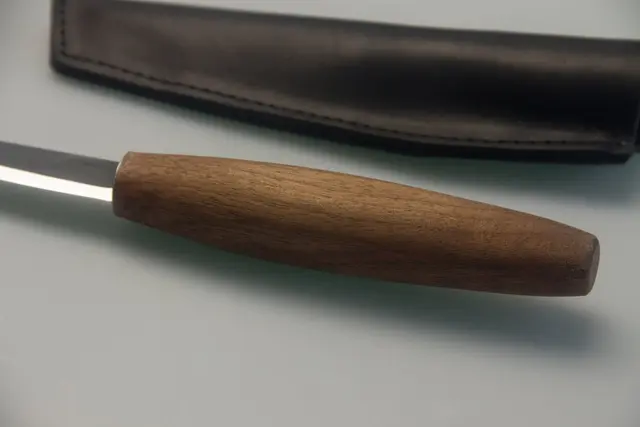 Sløyd og Spikkekniv C4X. Valnøttskaft 80mm. bladlengde. Beavercraft 