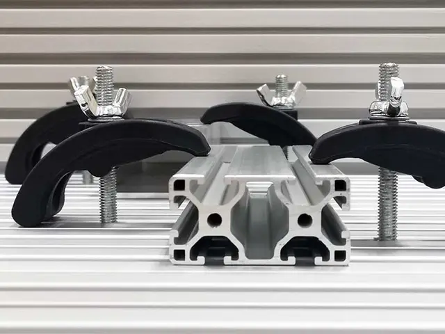 Spennklemme for T-Spor- Nylon 0-52mm rekkevidde.  M8 