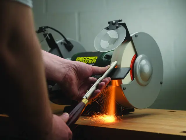 Benksliper 203 mm med hvit slipestein 40 RSBGB Record Power 